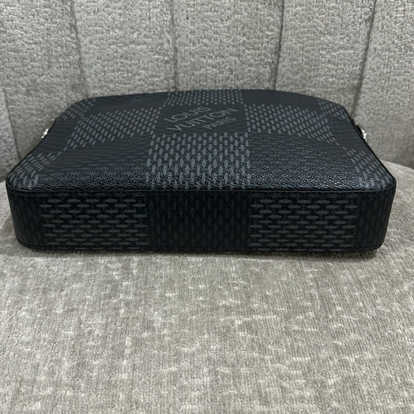 Louis Vuitton Trio Messenger Bag in Damier Graphite 3D Christmas is in the bag - Picture 5 of 11